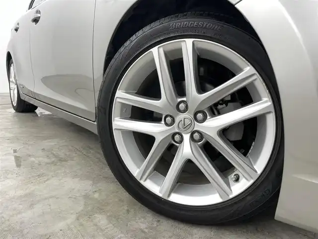 レクサス ＣＴ 200h バージョンL 福島県 2017(平29)年 6.4万km ソニックチタニウム 純正ナビ/・フルセグ/CD/DVD/SD/BT/USB/AUX/FM/AM/・バックカメラ/・ETC2.0/サンルーフ/前後ドライブレコーダー/前後コーナーセンサー/革巻きステアリング/・ステアリングスイッチ/・パドルシフト/・ステアリングヒーター/・オートクルーズコントロール/レザーシート/・パワーシート/・シートヒーター/ＬＥＤヘッドライト/・LEDフォグランプ/・オートライト/ウィンカーミラー/ドアバイザー/純正フロアマット/スマートキー/・プッシュスタート/純正17インチAW