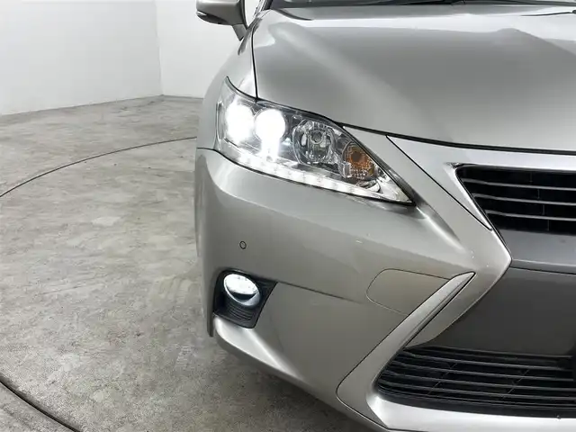 レクサス ＣＴ 200h バージョンL 福島県 2017(平29)年 6.4万km ソニックチタニウム 純正ナビ/・フルセグ/CD/DVD/SD/BT/USB/AUX/FM/AM/・バックカメラ/・ETC2.0/サンルーフ/前後ドライブレコーダー/前後コーナーセンサー/革巻きステアリング/・ステアリングスイッチ/・パドルシフト/・ステアリングヒーター/・オートクルーズコントロール/レザーシート/・パワーシート/・シートヒーター/ＬＥＤヘッドライト/・LEDフォグランプ/・オートライト/ウィンカーミラー/ドアバイザー/純正フロアマット/スマートキー/・プッシュスタート/純正17インチAW