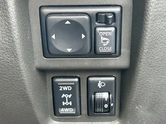 日産 キューブ 15X FOUR Vセレクション 道央・札幌 2013(平25)年 9.5万km ビターショコラ ・ワンオーナー/・4WD/・社外ナビ/フルセグTV/DVD/CD/SD/BT/・ETC/・プッシュスタート/・インテリジェントキー/・ドアバイザー/・電格ミラー/・冬タイヤ社外15インチAW積込