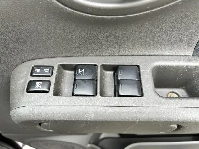 日産 キューブ 15X FOUR Vセレクション 道央・札幌 2013(平25)年 9.5万km ビターショコラ ・ワンオーナー/・4WD/・社外ナビ/フルセグTV/DVD/CD/SD/BT/・ETC/・プッシュスタート/・インテリジェントキー/・ドアバイザー/・電格ミラー/・冬タイヤ社外15インチAW積込