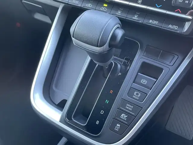 トヨタ ノア ハイブリッド S－Z 静岡県 2024(令6)年 0.1千km ホワイトパールクリスタルシャイン 純正ナビTV/（CD/DVD/BT）/バックカメラ/トヨタセーフティセンス/両側パワースライドドア/レーダークルーズコントロール/プリクラッシュセーフティ/レーンキープアシスト/横滑り防止装置/HDMI/ETC2.0/AC100V/ハーフレザーシート/前席シートヒーター/電動パーキングブレーキ/オートホールド/LEDヘッドライト/オートマチックハイビーム/前後型ドライブレコーダー/純正17インチアルミホイール/スマートキー/プッシュスタート/保証書