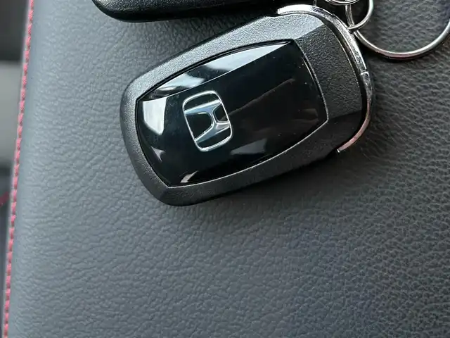 ホンダ シビック EX 長崎県 2021(令3)年 3万km クリスタルブラックパール 純正ナビ付ディスプレイオーディオ（AM/FM/TV)/ブルートゥース/クルーズコントロール追従あり/レーンキープアシスト/衝突軽減ブレーキ/電子パーキングブレーキ/ブレーキホールド/横滑り防止装置/スマートホン非接触準電/バックカメラ/シートヒーター（前席）/ブラインドスポットモニター/踏み間違い衝突軽減/路外逸脱抑制機能/純正アルミホイール/コーナーセンサー（前後）