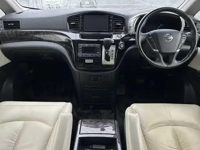 日産 エルグランド 250HWS S アーバンクロム ホワイトレザー 熊本県 2016(平28)年 9.2万km ファントムブラック メモリナビ/AM/FM/CD/DVD/SD/AUX/iPod/HDMI/USB/・Bluetooth/・フルセグTV/横滑り防止装置/クルーズコントロール/ETC/バックカメラ/純正後席モニター/両側パワースライドドア/パワーバックドア/シートヒーター（D＋N席）/ロール式サンシェード/ウィンカーミラー/電動格納ミラー/オットマン/メモリーシート/LEDヘッドライト/フォグランプ/デフロスター/デフォッガー/ドアバイザー/プッシュスタート/革巻きステアリング/純正フロアマット