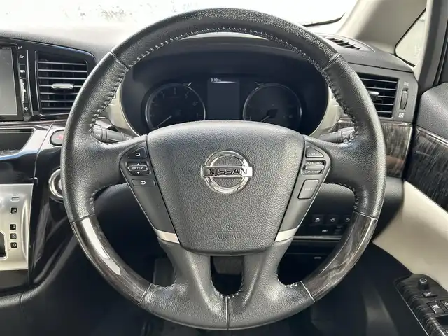 日産 エルグランド 250HWS S アーバンクロム ホワイトレザー 熊本県 2016(平28)年 9.2万km ファントムブラック メモリナビ/AM/FM/CD/DVD/SD/AUX/iPod/HDMI/USB/・Bluetooth/・フルセグTV/横滑り防止装置/クルーズコントロール/ETC/バックカメラ/純正後席モニター/両側パワースライドドア/パワーバックドア/シートヒーター（D＋N席）/ロール式サンシェード/ウィンカーミラー/電動格納ミラー/オットマン/メモリーシート/LEDヘッドライト/フォグランプ/デフロスター/デフォッガー/ドアバイザー/プッシュスタート/革巻きステアリング/純正フロアマット