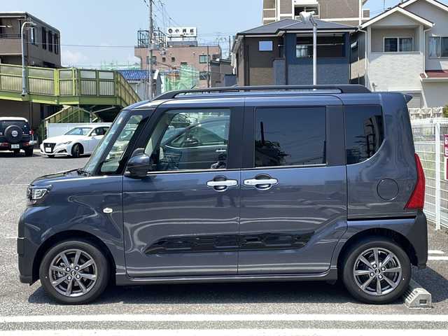 ダイハツ タント ファンクロス 兵庫県 2023(令5)年 1万km クロムグレーメタリック 登録時走行距離9364km/スマートアシスト/純正9型ディスプレイオーディオ/フルセグTV/Bluetooth/HDMI/AppleCarPlay/全方位カメラ/純正ドライブレコーダー（DA連動）/両側パワースライドドア/ビルトインETC/格納式サンシェード（リアドア）/ルーフレール/前席シートヒーター/純正フロアマット/格納式シートバックテーブル（運転席/助手席）
