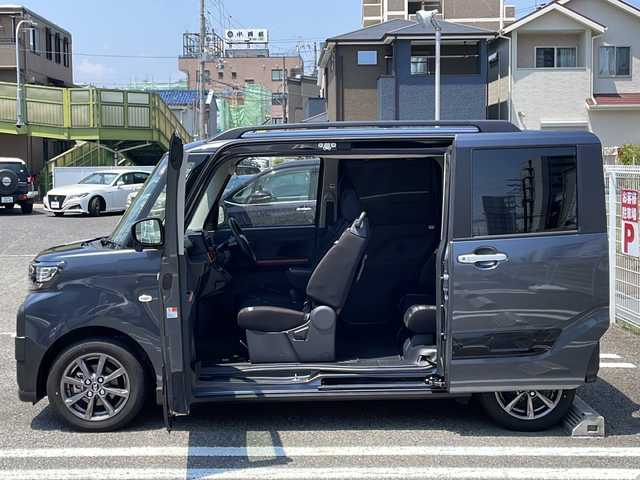 ダイハツ タント ファンクロス 兵庫県 2023(令5)年 1万km クロムグレーメタリック 登録時走行距離9364km/スマートアシスト/純正9型ディスプレイオーディオ/フルセグTV/Bluetooth/HDMI/AppleCarPlay/全方位カメラ/純正ドライブレコーダー（DA連動）/両側パワースライドドア/ビルトインETC/格納式サンシェード（リアドア）/ルーフレール/前席シートヒーター/純正フロアマット/格納式シートバックテーブル（運転席/助手席）