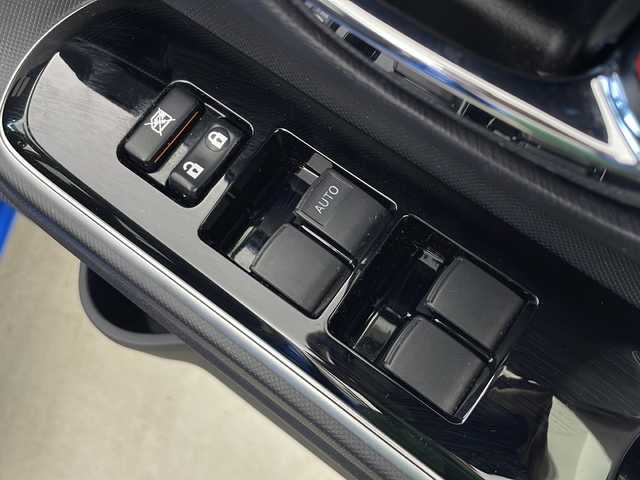 トヨタ アクア G 秋田県 2016(平28)年 4.4万km コバルトブルーメタリック 純正ナビ　/Ｂｌｕｅｔｏｏｔｈ　/フルセグＴＶ　/ビルトインＥＴＣ　/オートライト　/前席シートヒーター　/衝突軽減装置　/レーンキープ　/クルーズコントロール　/電動格納ミラー　/革巻きステアリング/ステアリングスイッチ /ドアバイザー