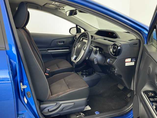 トヨタ アクア G 秋田県 2016(平28)年 4.4万km コバルトブルーメタリック 純正ナビ　/Ｂｌｕｅｔｏｏｔｈ　/フルセグＴＶ　/ビルトインＥＴＣ　/オートライト　/前席シートヒーター　/衝突軽減装置　/レーンキープ　/クルーズコントロール　/電動格納ミラー　/革巻きステアリング/ステアリングスイッチ /ドアバイザー