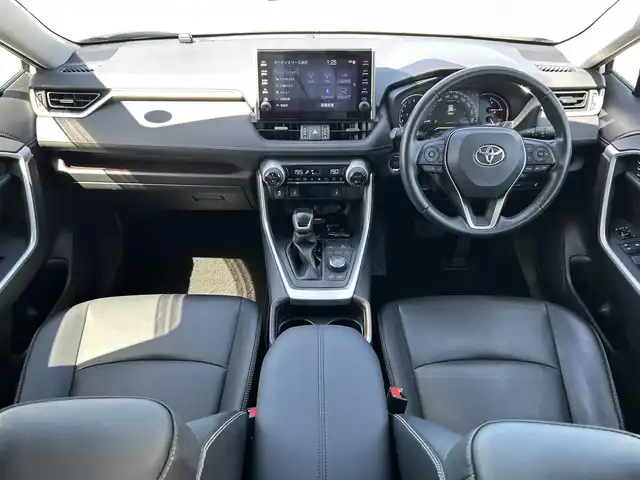 トヨタ ＲＡＶ４ G Zパッケージ 鳥取県 2020(令2)年 2.2万km ホワイトパールクリスタルシャイン ４・W・D/純正9型ディスプレイオーディオ/フルセグ/ナビ/USB/パノラミックビューモニター/トヨタセーフティセンス/ブラインドスポットモニター/レーンキープアシスト/レーダークルーズコントロール/デジタルインナーミラー/ETC2.0/黒レザーシート/運転席パワーシート/メモリ機能付き/前席シートヒーター/ルーフレール/LEDヘットライト/純正19インチアルミホイール/プッシュエンジンスタート/スペアキー