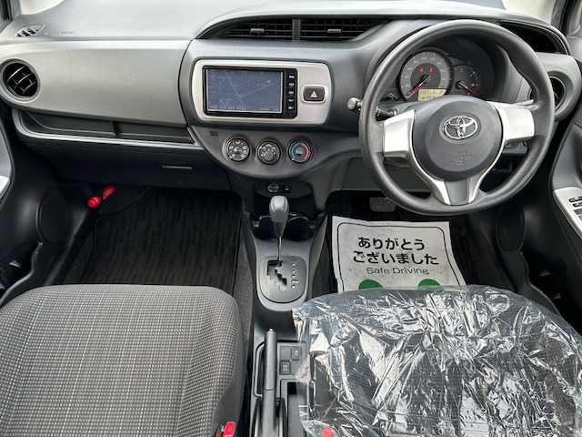 トヨタ ヴィッツ F 道東・釧路十勝 2014(平26)年 10.6万km ブラックマイカ ４WD/純正SDナビ（NSZT-W64)/CD/Bluetooth/MSV/フルセグTV/デアイサー/ライトレベライザー/キーレス/電格ミラー/ドアミラーウィンカー/純正マット/社外アルミ付冬タイヤ積込