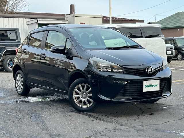 トヨタ ヴィッツ F 道東・釧路十勝 2014(平26)年 10.6万km ブラックマイカ ４WD/純正SDナビ（NSZT-W64)/CD/Bluetooth/MSV/フルセグTV/デアイサー/ライトレベライザー/キーレス/電格ミラー/ドアミラーウィンカー/純正マット/社外アルミ付冬タイヤ積込