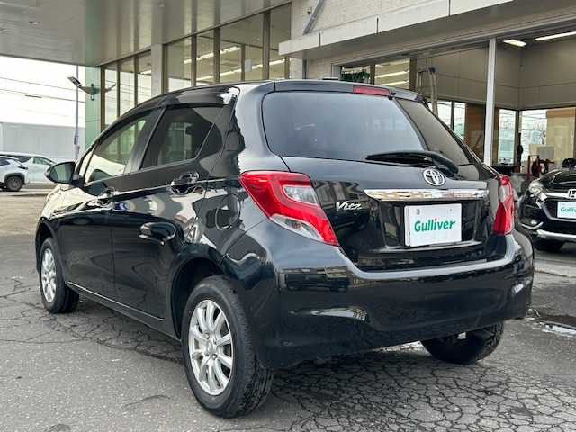 トヨタ ヴィッツ F 道東・釧路十勝 2014(平26)年 10.6万km ブラックマイカ ４WD/純正SDナビ（NSZT-W64)/CD/Bluetooth/MSV/フルセグTV/デアイサー/ライトレベライザー/キーレス/電格ミラー/ドアミラーウィンカー/純正マット/社外アルミ付冬タイヤ積込