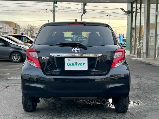 トヨタ ヴィッツ F 道東・釧路十勝 2014(平26)年 10.6万km ブラックマイカ ４WD/純正SDナビ（NSZT-W64)/CD/Bluetooth/MSV/フルセグTV/デアイサー/ライトレベライザー/キーレス/電格ミラー/ドアミラーウィンカー/純正マット/社外アルミ付冬タイヤ積込