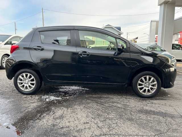 トヨタ ヴィッツ F 道東・釧路十勝 2014(平26)年 10.6万km ブラックマイカ ４WD/純正SDナビ（NSZT-W64)/CD/Bluetooth/MSV/フルセグTV/デアイサー/ライトレベライザー/キーレス/電格ミラー/ドアミラーウィンカー/純正マット/社外アルミ付冬タイヤ積込