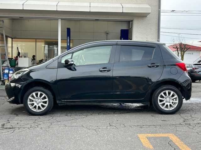 トヨタ ヴィッツ F 道東・釧路十勝 2014(平26)年 10.6万km ブラックマイカ ４WD/純正SDナビ（NSZT-W64)/CD/Bluetooth/MSV/フルセグTV/デアイサー/ライトレベライザー/キーレス/電格ミラー/ドアミラーウィンカー/純正マット/社外アルミ付冬タイヤ積込