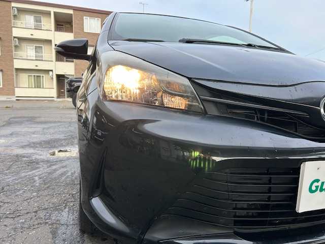 トヨタ ヴィッツ F 道東・釧路十勝 2014(平26)年 10.6万km ブラックマイカ ４WD/純正SDナビ（NSZT-W64)/CD/Bluetooth/MSV/フルセグTV/デアイサー/ライトレベライザー/キーレス/電格ミラー/ドアミラーウィンカー/純正マット/社外アルミ付冬タイヤ積込