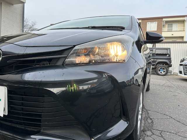 トヨタ ヴィッツ F 道東・釧路十勝 2014(平26)年 10.6万km ブラックマイカ ４WD/純正SDナビ（NSZT-W64)/CD/Bluetooth/MSV/フルセグTV/デアイサー/ライトレベライザー/キーレス/電格ミラー/ドアミラーウィンカー/純正マット/社外アルミ付冬タイヤ積込