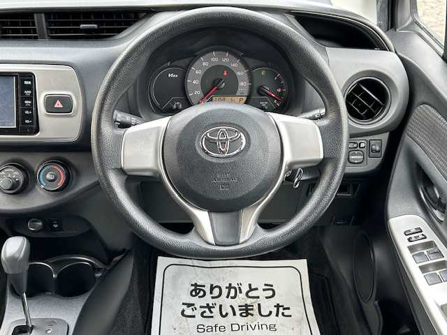 トヨタ ヴィッツ F 道東・釧路十勝 2014(平26)年 10.6万km ブラックマイカ ４WD/純正SDナビ（NSZT-W64)/CD/Bluetooth/MSV/フルセグTV/デアイサー/ライトレベライザー/キーレス/電格ミラー/ドアミラーウィンカー/純正マット/社外アルミ付冬タイヤ積込
