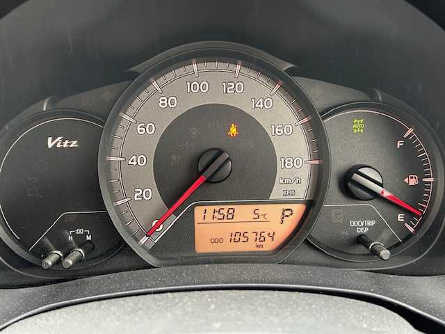 トヨタ ヴィッツ F 道東・釧路十勝 2014(平26)年 10.6万km ブラックマイカ ４WD/純正SDナビ（NSZT-W64)/CD/Bluetooth/MSV/フルセグTV/デアイサー/ライトレベライザー/キーレス/電格ミラー/ドアミラーウィンカー/純正マット/社外アルミ付冬タイヤ積込