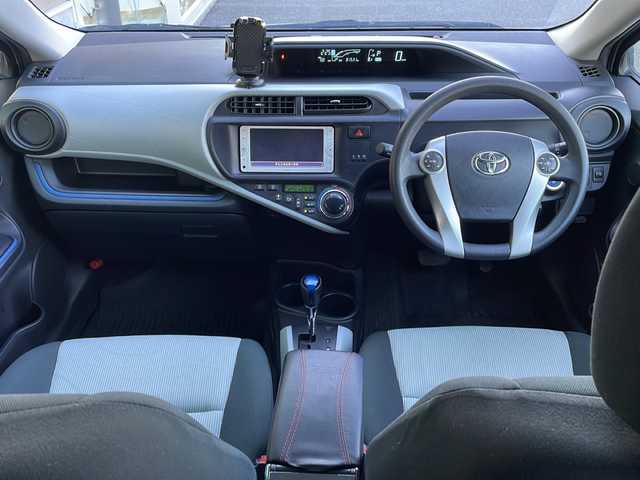 トヨタ アクア S 岐阜県 2014(平26)年 8.2万km シルバーM 禁煙車/純正ナビ/ワンセグTV/Bluetooth/バックカメラ/ETC/ドアバイザー/純正フロアマット/プッシュスタート/フォグライト/オートエアコン/オートライト/ハンドルスイッチ/電動格納ミラー/パワーウィンドウ/スマートキー/スペアキー