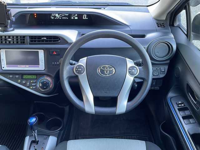 トヨタ アクア S 岐阜県 2014(平26)年 8.2万km シルバーM 禁煙車/純正ナビ/ワンセグTV/Bluetooth/バックカメラ/ETC/ドアバイザー/純正フロアマット/プッシュスタート/フォグライト/オートエアコン/オートライト/ハンドルスイッチ/電動格納ミラー/パワーウィンドウ/スマートキー/スペアキー