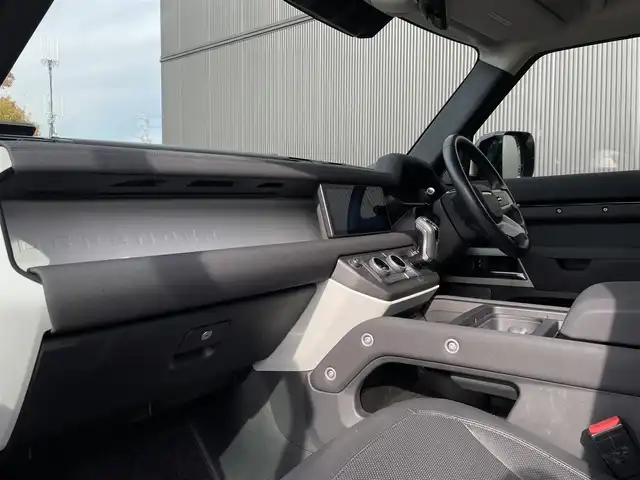 ランドローバー ランドローバー ディフェンダー 110 XS エディション 長野県 2022(令4)年 2万km 黒 ＭＥＲＩＤＩＡＮサウンド　/ サンルーフ/ 黒革シート　/ ＡＣＣ　/ ＬＫＡ　/ ＢＳＭ　/ Ｃａｒｐｌａｙ　/ ＡｎｄｏｒｏｉｄＡｕｔｏ　/ アームレストリフリッジレイター　/ シートヒーター　/ シートベンチレーション　/ ステアリングヒーター / ワイヤレスチャージ/ ＥＴＣ　/ 禁煙