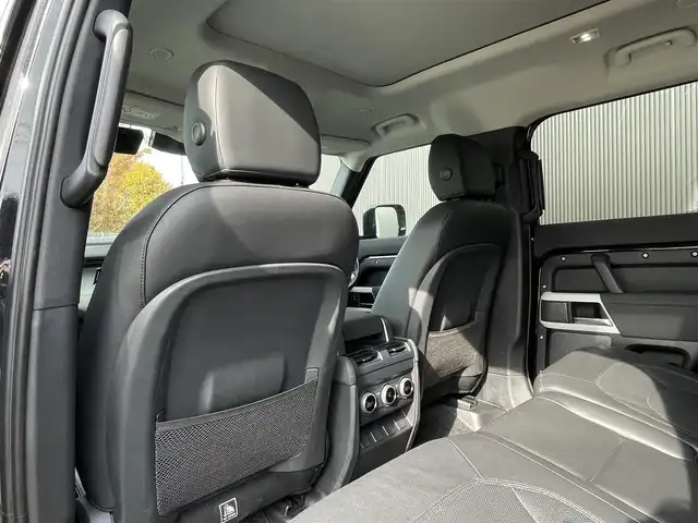 ランドローバー ランドローバー ディフェンダー 110 XS エディション 長野県 2022(令4)年 2万km 黒 ＭＥＲＩＤＩＡＮサウンド　/ サンルーフ/ 黒革シート　/ ＡＣＣ　/ ＬＫＡ　/ ＢＳＭ　/ Ｃａｒｐｌａｙ　/ ＡｎｄｏｒｏｉｄＡｕｔｏ　/ アームレストリフリッジレイター　/ シートヒーター　/ シートベンチレーション　/ ステアリングヒーター / ワイヤレスチャージ/ ＥＴＣ　/ 禁煙