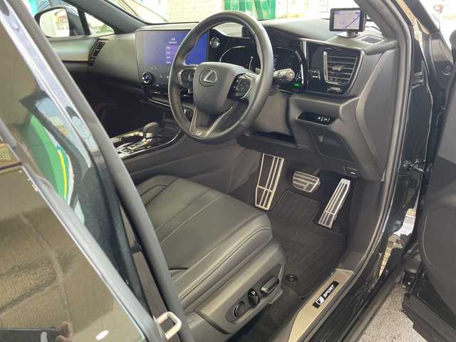 レクサス ＮＸ 450h+ Fスポーツ 愛媛県 2023(令5)年 0.7万km グラファイトブラックガラスフレーク ワンオーナー/純正14インチディスプレイオーディオナビ/（Bluetooth/フルセグTV/AM/FM）/全方位カメラ/サンルーフ/ビルトインETC2.0/TRDエアロ/TRDマフラー/レザーシート/シートヒーター/シートクーラー/ステアリングヒーター/デジタルインナーミラー/置くだけ充電/クルーズコントロール/オレンジキャリパー/ヘッドアップディスプレイ/ブラインドスポットモニター/充電ケーブル