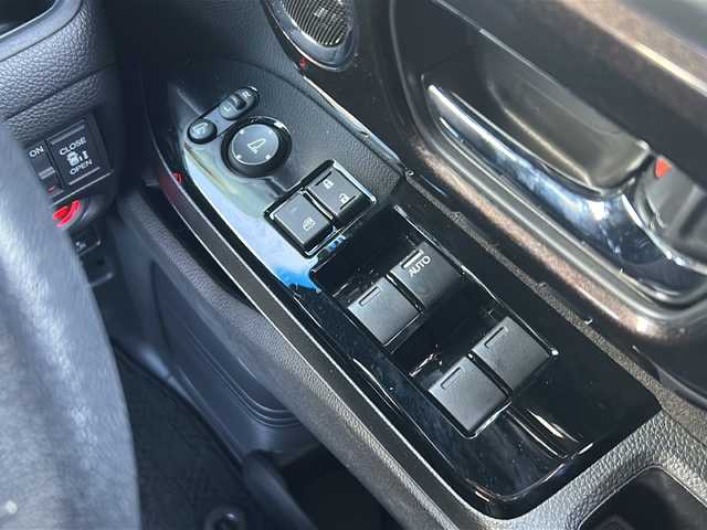 ホンダ Ｎ ＢＯＸ カスタム G L ターボ ホンダセンシング 広島県 2020(令2)年 3万km クリスタルブラックパール 禁煙車/ターボ/ホンダセンシング/・衝突軽減ブレーキ〈CMBS〉/・誤発進抑制機能/・歩行者事故低減ステアリング/・先行車発進お知らせ機能/・標識認識機能/・路外逸脱抑制機能/・ACC〈アダプティブ・クルーズ・コントロール〉/・LKAS〈車線維持支援システム〉/・後方誤発進抑制機能/・オートハイビーム/純正ナビ/・フルセグ/CD/DVD/Bluetooth/MusicRack/バックカメラ/両側パワースライドドア/革巻きステアリング/パドルシフト/ステアリングスイッチ/ハーフレザーシート/シートヒーター（D/N）/LEDヘッドライト/LEDフォグランプ/ドアバイザー/純正ドライブレコーダー/ETC/リアサンシェード/純正15インチアルミホイール