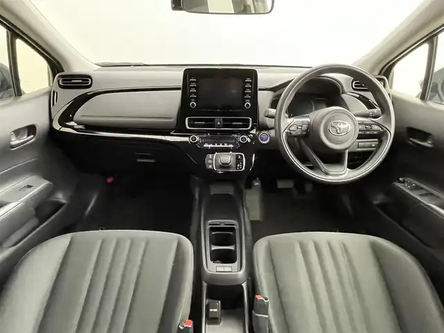 トヨタ アクア X 道央・札幌 2023(令5)年 1.5万km プラチナホワイトパールマイカ ・４WD/・寒冷地仕様/・純正ディスプレイオーディオ（コネクティッドナビ）/　Miracast/Bluetooth/USB/・ステアリングスイッチ/・バックカメラ/・ビルトインETC/・ドライブレコーダー前後/・社外１５インチAW（冬）/・積込純正キャップ付スチール（夏/同サイズ/6分山）/・トヨタセーフティセンス/　PCS/LTA/RSA/　先行車発進告知/後退速度抑制/・レーダークルーズコントロール/・オートマチックハイビーム/・オートライト/・ヘッドランプレベライザー/・LEDヘッドライト/・ミラーウィンカー/・ミラーヒーター/・オートリトラクタブルミラー/・AC１００V/・Driveモード/Evモード/・横滑り防止装置/・プッシュスタート/・スマートキー