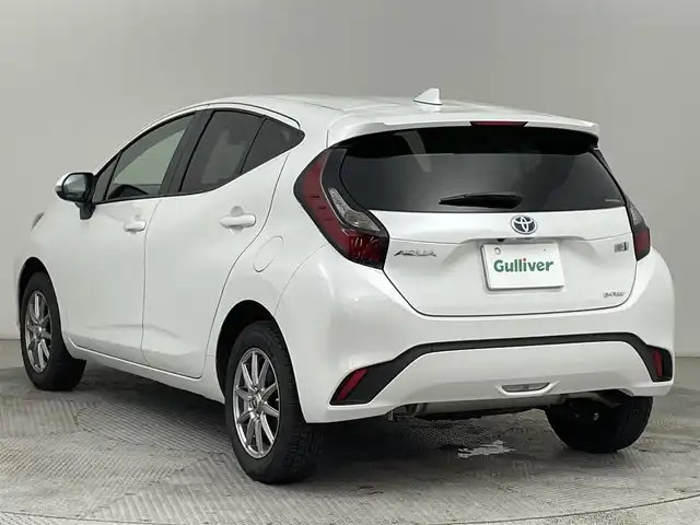 トヨタ アクア X 道央・札幌 2023(令5)年 1.5万km プラチナホワイトパールマイカ ・４WD/・寒冷地仕様/・純正ディスプレイオーディオ（コネクティッドナビ）/　Miracast/Bluetooth/USB/・ステアリングスイッチ/・バックカメラ/・ビルトインETC/・ドライブレコーダー前後/・社外１５インチAW（冬）/・積込純正キャップ付スチール（夏/同サイズ/6分山）/・トヨタセーフティセンス/　PCS/LTA/RSA/　先行車発進告知/後退速度抑制/・レーダークルーズコントロール/・オートマチックハイビーム/・オートライト/・ヘッドランプレベライザー/・LEDヘッドライト/・ミラーウィンカー/・ミラーヒーター/・オートリトラクタブルミラー/・AC１００V/・Driveモード/Evモード/・横滑り防止装置/・プッシュスタート/・スマートキー