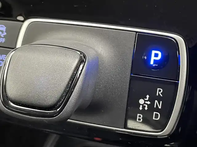 トヨタ アクア X 道央・札幌 2023(令5)年 1.5万km プラチナホワイトパールマイカ ・４WD/・寒冷地仕様/・純正ディスプレイオーディオ（コネクティッドナビ）/　Miracast/Bluetooth/USB/・ステアリングスイッチ/・バックカメラ/・ビルトインETC/・ドライブレコーダー前後/・社外１５インチAW（冬）/・積込純正キャップ付スチール（夏/同サイズ/6分山）/・トヨタセーフティセンス/　PCS/LTA/RSA/　先行車発進告知/後退速度抑制/・レーダークルーズコントロール/・オートマチックハイビーム/・オートライト/・ヘッドランプレベライザー/・LEDヘッドライト/・ミラーウィンカー/・ミラーヒーター/・オートリトラクタブルミラー/・AC１００V/・Driveモード/Evモード/・横滑り防止装置/・プッシュスタート/・スマートキー