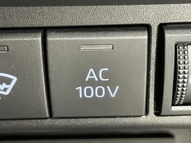 トヨタ アクア X 道央・札幌 2023(令5)年 1.5万km プラチナホワイトパールマイカ ・４WD/・寒冷地仕様/・純正ディスプレイオーディオ（コネクティッドナビ）/　Miracast/Bluetooth/USB/・ステアリングスイッチ/・バックカメラ/・ビルトインETC/・ドライブレコーダー前後/・社外１５インチAW（冬）/・積込純正キャップ付スチール（夏/同サイズ/6分山）/・トヨタセーフティセンス/　PCS/LTA/RSA/　先行車発進告知/後退速度抑制/・レーダークルーズコントロール/・オートマチックハイビーム/・オートライト/・ヘッドランプレベライザー/・LEDヘッドライト/・ミラーウィンカー/・ミラーヒーター/・オートリトラクタブルミラー/・AC１００V/・Driveモード/Evモード/・横滑り防止装置/・プッシュスタート/・スマートキー