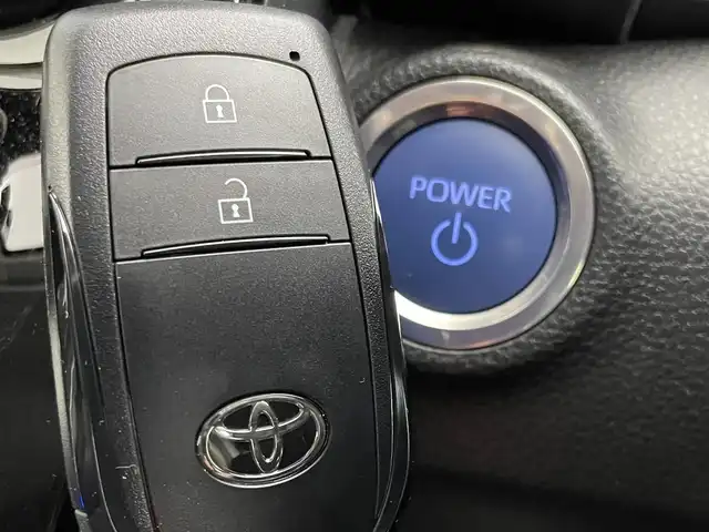 トヨタ アクア X 道央・札幌 2023(令5)年 1.5万km プラチナホワイトパールマイカ ・４WD/・寒冷地仕様/・純正ディスプレイオーディオ（コネクティッドナビ）/　Miracast/Bluetooth/USB/・ステアリングスイッチ/・バックカメラ/・ビルトインETC/・ドライブレコーダー前後/・社外１５インチAW（冬）/・積込純正キャップ付スチール（夏/同サイズ/6分山）/・トヨタセーフティセンス/　PCS/LTA/RSA/　先行車発進告知/後退速度抑制/・レーダークルーズコントロール/・オートマチックハイビーム/・オートライト/・ヘッドランプレベライザー/・LEDヘッドライト/・ミラーウィンカー/・ミラーヒーター/・オートリトラクタブルミラー/・AC１００V/・Driveモード/Evモード/・横滑り防止装置/・プッシュスタート/・スマートキー