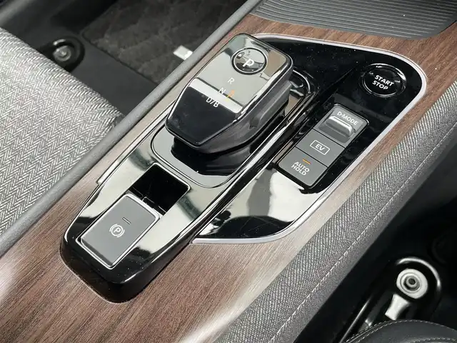 日産 オーラ G 香川県 2023(令5)年 1.5万km ガーネットレッド/スーパーブラック 2トーン 登録時走行距離：14519km/ワンオーナー　/純正ナビ（ＡｐｐｌＣａｒＰｌａｙ・ＡｎｄｒｏｉｄＡｕｔｏ・ＢＴ・フルセグ・HDMI）/ＵＳＢ入力端子　/全周囲カメラ　/ビルトインＥＴＣ２．０　/純正前後ドライブレコーダー　/前後クリアランスソナー/衝突軽減ブレーキ/車線維持支援システム/レーンディパーチャーアラート/アダブティブクルーズコントロール/ブラインドスポットモニター/ロードサインアシスト/駐車時支援パーキングサポートシステム/横滑り防止/インテリジェントルームミラー/BOSEサウンド/純正フロアマット/ハーフレザーシート/オートライト/オートマチックハイビーム/LEDヘッドライト/フォグライト/スマートキー/プッシュスタート/スペアキー1本/保証書/取扱説明書