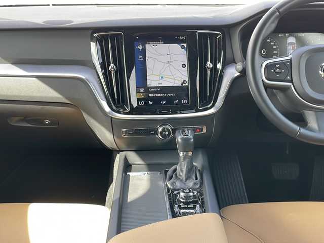 ボルボ Ｖ６０ T5 モメンタム 岡山県 2018(平30)年 4.3万km オニキスブラックP 外部検査実施済み/ターボ/純正HDDナビ/　(フルセグTV/Bluetooth/USB)/バックカメラ/ETC/前後ドライブレコーダー/レザーシート/前席パワーシート/前席シートヒーター/パワーバックドア/レーダークルーズコントロール/衝突軽減ブレーキ/レーンアシスト/ブラインドスポットモニター/オートマチックハイビーム/横滑り防止機能/純正17インチアルミホイール/スマートキー/純正LEDヘッドライト/カーテンエアバック/スペアキー１本/取扱説明書/保証書
