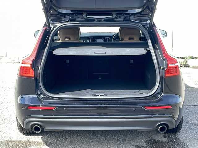 ボルボ Ｖ６０ T5 モメンタム 岡山県 2018(平30)年 4.3万km オニキスブラックP 外部検査実施済み/ターボ/純正HDDナビ/　(フルセグTV/Bluetooth/USB)/バックカメラ/ETC/前後ドライブレコーダー/レザーシート/前席パワーシート/前席シートヒーター/パワーバックドア/レーダークルーズコントロール/衝突軽減ブレーキ/レーンアシスト/ブラインドスポットモニター/オートマチックハイビーム/横滑り防止機能/純正17インチアルミホイール/スマートキー/純正LEDヘッドライト/カーテンエアバック/スペアキー１本/取扱説明書/保証書