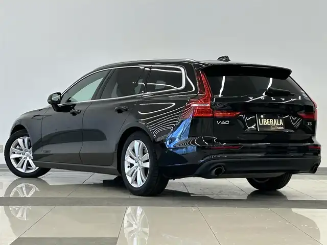 ボルボ Ｖ６０ T5 モメンタム 岡山県 2018(平30)年 4.3万km オニキスブラックP 純正SENSUSナビ/Rカメラ/Bluetooth/アップルカープレイ/パワーテールゲート/LEDヘッドライト/オートライト/AHB/オートワイパー/本革シート/シートヒーター/ACC/BLIS/ロードサインインフォメーション/レーンキーピングエイド/クロストラフィックアラート/パークアシスト/ドラレコ/ETC/衝突回避