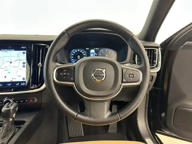 ボルボ Ｖ６０ T5 モメンタム 岡山県 2018(平30)年 4.3万km オニキスブラックP 純正SENSUSナビ/Rカメラ/Bluetooth/アップルカープレイ/パワーテールゲート/LEDヘッドライト/オートライト/AHB/オートワイパー/本革シート/シートヒーター/ACC/BLIS/ロードサインインフォメーション/レーンキーピングエイド/クロストラフィックアラート/パークアシスト/ドラレコ/ETC/衝突回避