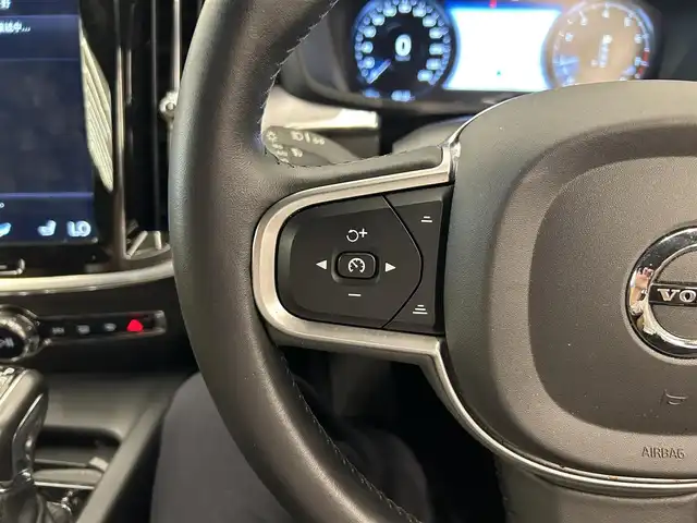 ボルボ Ｖ６０ T5 モメンタム 岡山県 2018(平30)年 4.3万km オニキスブラックP 純正SENSUSナビ/Rカメラ/Bluetooth/アップルカープレイ/パワーテールゲート/LEDヘッドライト/オートライト/AHB/オートワイパー/本革シート/シートヒーター/ACC/BLIS/ロードサインインフォメーション/レーンキーピングエイド/クロストラフィックアラート/パークアシスト/ドラレコ/ETC/衝突回避