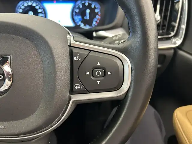 ボルボ Ｖ６０ T5 モメンタム 岡山県 2018(平30)年 4.3万km オニキスブラックP 純正SENSUSナビ/Rカメラ/Bluetooth/アップルカープレイ/パワーテールゲート/LEDヘッドライト/オートライト/AHB/オートワイパー/本革シート/シートヒーター/ACC/BLIS/ロードサインインフォメーション/レーンキーピングエイド/クロストラフィックアラート/パークアシスト/ドラレコ/ETC/衝突回避