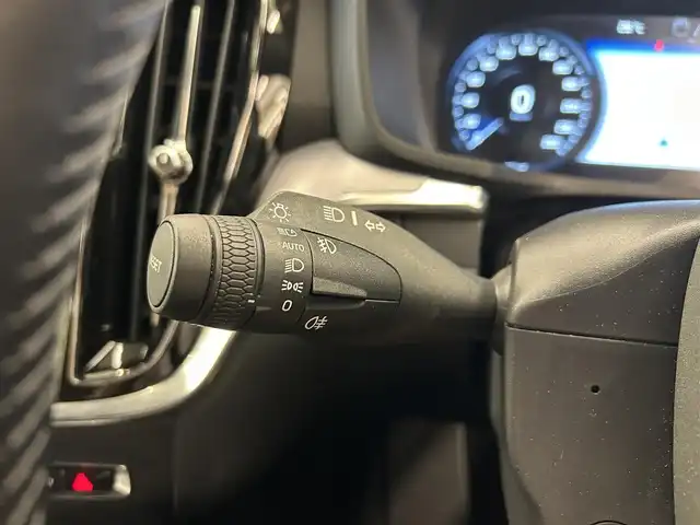 ボルボ Ｖ６０ T5 モメンタム 岡山県 2018(平30)年 4.3万km オニキスブラックP 純正SENSUSナビ/Rカメラ/Bluetooth/アップルカープレイ/パワーテールゲート/LEDヘッドライト/オートライト/AHB/オートワイパー/本革シート/シートヒーター/ACC/BLIS/ロードサインインフォメーション/レーンキーピングエイド/クロストラフィックアラート/パークアシスト/ドラレコ/ETC/衝突回避