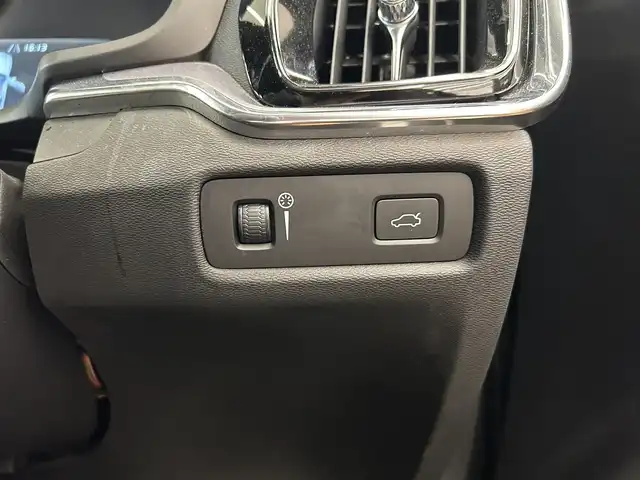 ボルボ Ｖ６０ T5 モメンタム 岡山県 2018(平30)年 4.3万km オニキスブラックP 純正SENSUSナビ/Rカメラ/Bluetooth/アップルカープレイ/パワーテールゲート/LEDヘッドライト/オートライト/AHB/オートワイパー/本革シート/シートヒーター/ACC/BLIS/ロードサインインフォメーション/レーンキーピングエイド/クロストラフィックアラート/パークアシスト/ドラレコ/ETC/衝突回避