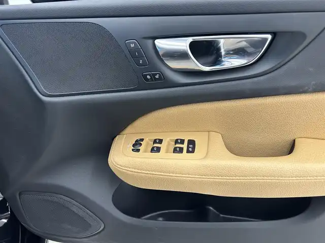 ボルボ Ｖ６０ T5 モメンタム 岡山県 2018(平30)年 4.3万km オニキスブラックP 純正SENSUSナビ/Rカメラ/Bluetooth/アップルカープレイ/パワーテールゲート/LEDヘッドライト/オートライト/AHB/オートワイパー/本革シート/シートヒーター/ACC/BLIS/ロードサインインフォメーション/レーンキーピングエイド/クロストラフィックアラート/パークアシスト/ドラレコ/ETC/衝突回避