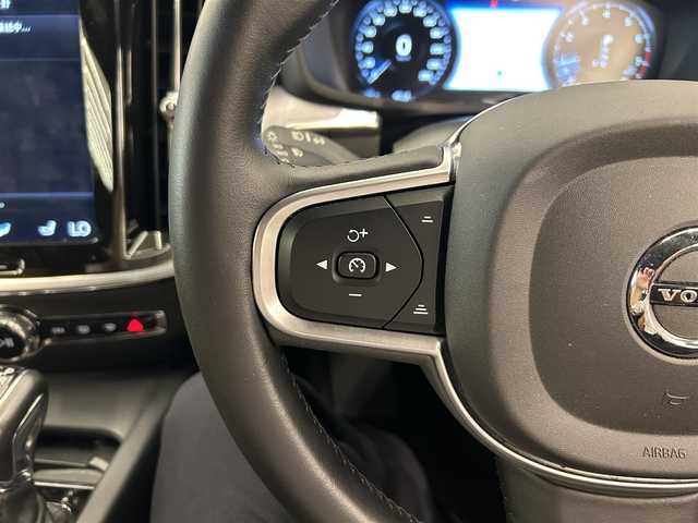 ボルボ Ｖ６０ T5 モメンタム 岡山県 2018(平30)年 4.3万km オニキスブラックP 純正SENSUSナビ/Rカメラ/Bluetooth/アップルカープレイ/パワーテールゲート/LEDヘッドライト/オートライト/AHB/オートワイパー/本革シート/シートヒーター/ACC/BLIS/ロードサインインフォメーション/レーンキーピングエイド/クロストラフィックアラート/パークアシスト/ドラレコ/ETC/衝突回避