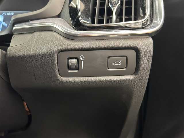 ボルボ Ｖ６０ T5 モメンタム 岡山県 2018(平30)年 4.3万km オニキスブラックP 純正SENSUSナビ/Rカメラ/Bluetooth/アップルカープレイ/パワーテールゲート/LEDヘッドライト/オートライト/AHB/オートワイパー/本革シート/シートヒーター/ACC/BLIS/ロードサインインフォメーション/レーンキーピングエイド/クロストラフィックアラート/パークアシスト/ドラレコ/ETC/衝突回避