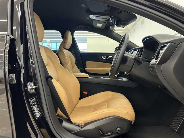 ボルボ Ｖ６０ T5 モメンタム 岡山県 2018(平30)年 4.3万km オニキスブラックP 純正SENSUSナビ/Rカメラ/Bluetooth/アップルカープレイ/パワーテールゲート/LEDヘッドライト/オートライト/AHB/オートワイパー/本革シート/シートヒーター/ACC/BLIS/ロードサインインフォメーション/レーンキーピングエイド/クロストラフィックアラート/パークアシスト/ドラレコ/ETC/衝突回避