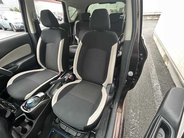 日産 ノート e－パワー X 大阪府 2017(平29)年 10.6万km 茶 ワンオーナー/純正ナビ/（フルセグ／ＢＴ／ＣＤ／ＤＶＤ）/バックカメラ/衝突軽減/横滑り機能/レーンキープ/車両接近装置/純正フロアマット/純正１４インチアルミキャップ/ドラレコ/取扱説明書