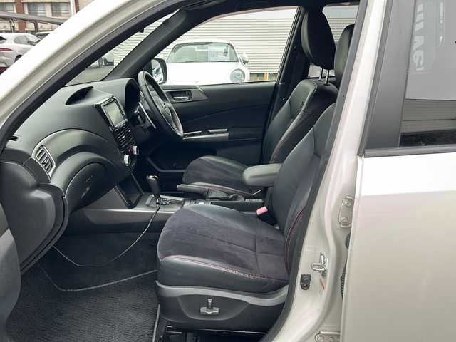 スバル フォレスター tS 東京都 2011(平23)年 6.9万km サテンホワイトパール AWD/社外ナビ（AVIC-HRZ900)/フルセグTV・DVD再生機能あり/クルーズコントロール/パドルシフト/パワーシート(D＋N席）/シートヒーター(D＋N席）/HIDライト/フロントSTIエアロ/フロントドライブレコーダー/STI１７インチアルミ/スタッドレスタイヤ積込
