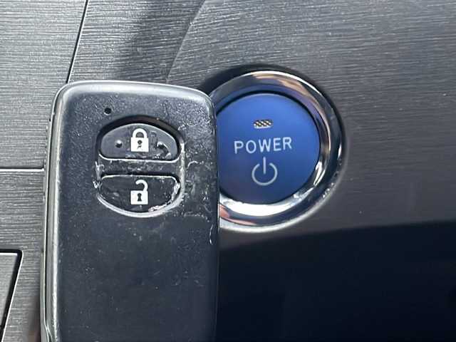 トヨタ プリウス S 福井県 2012(平24)年 8.4万km ブラック (株)IDOMが運営する【じしゃロン福井店】の自社ローン対象車両になります。こちらは現金またはオートローンご利用時の価格です。自社ローンご希望の方は別途その旨お申付け下さい/純正ナビ（CD・DVD・BT接続可）/フルセグテレビ/バックカメラ/ETC/HID/フォグランプ